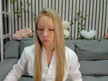 milana_r0se live stage