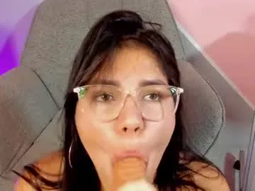 mimi_nova live stage