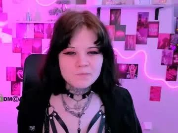 nikki_kiss_ live stage