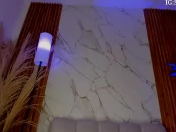 sara_gwen live stage