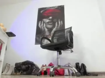 sarah_mistress_ live stage