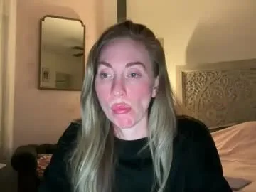 sarahgiroux86 live stage