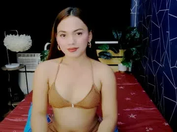 urhot_maxine live stage