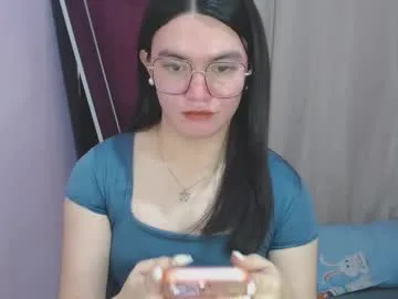 urhottiest_katey live stage